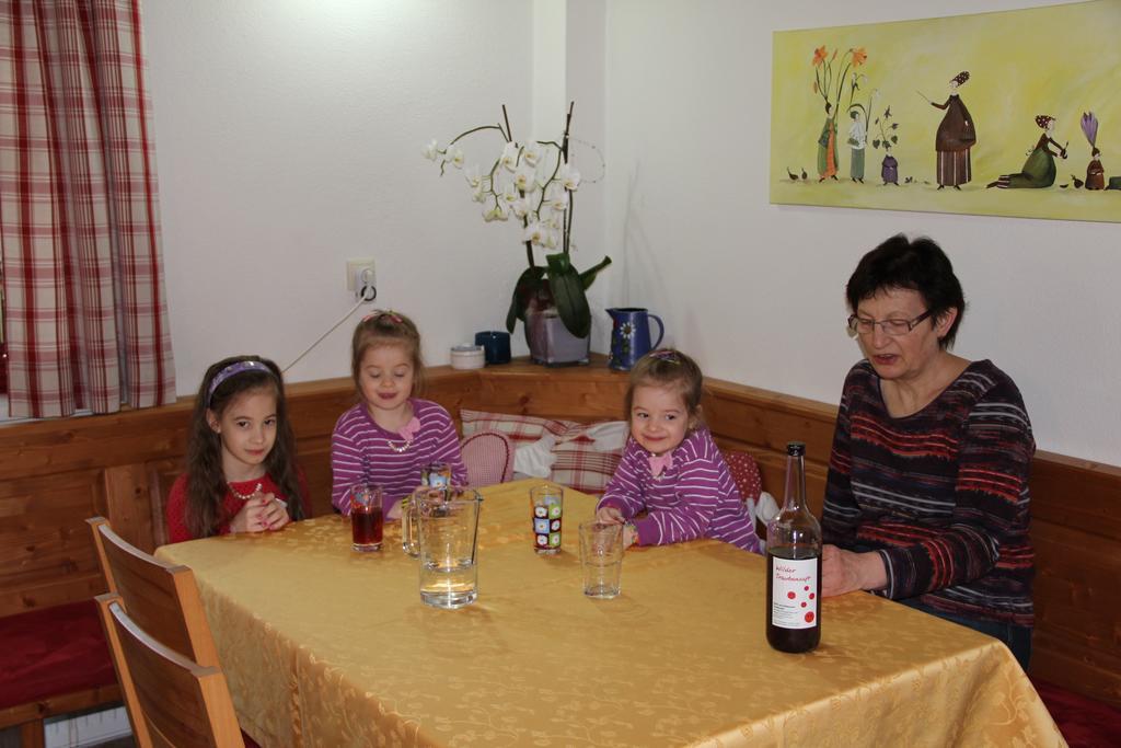 Haus Resi Appartement Staatz Buitenkant foto