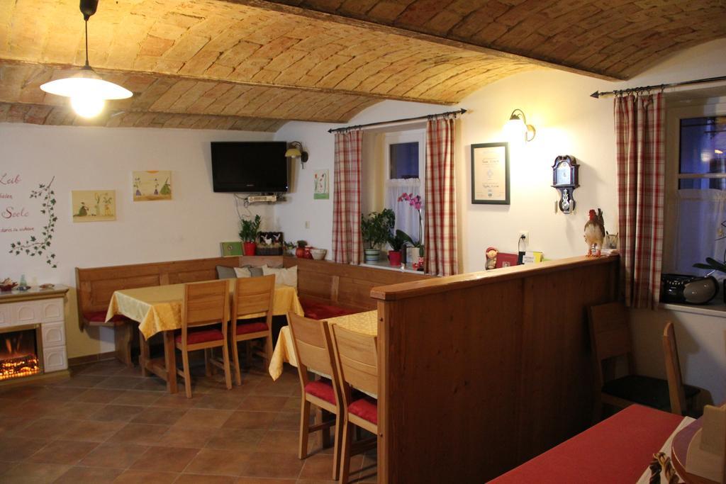Haus Resi Appartement Staatz Buitenkant foto