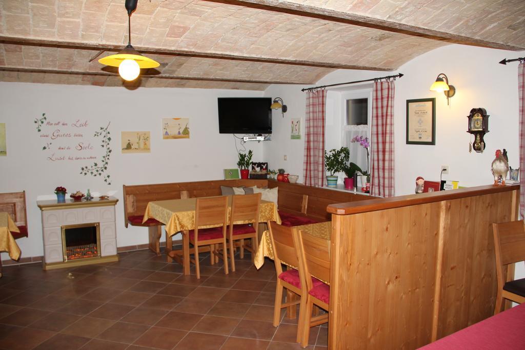 Haus Resi Appartement Staatz Buitenkant foto