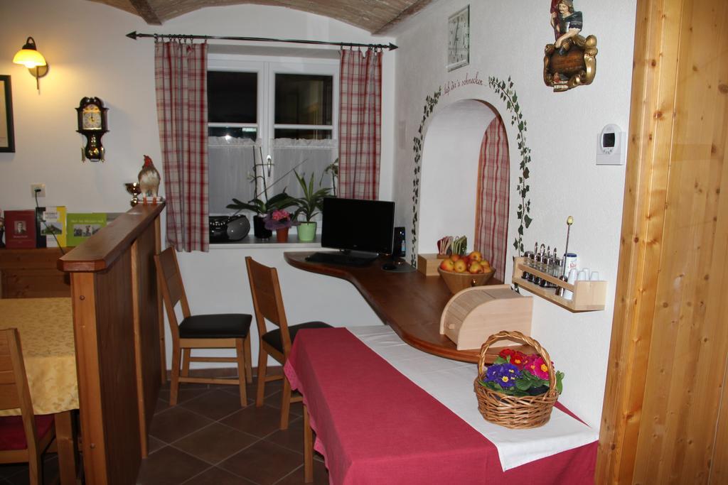 Haus Resi Appartement Staatz Buitenkant foto