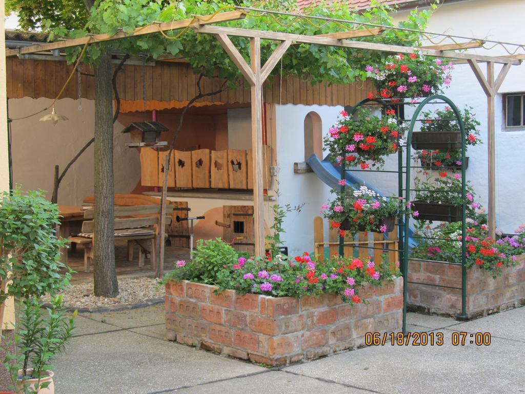 Haus Resi Appartement Staatz Buitenkant foto
